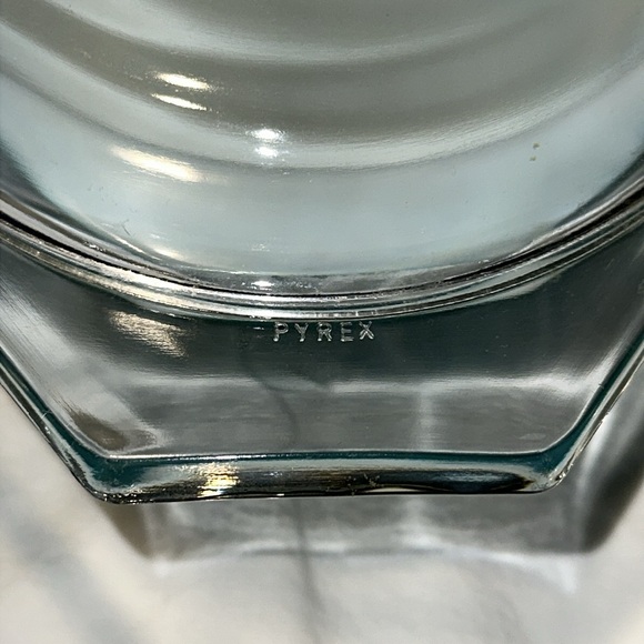 Vintage Pyrex Lace Medallion 2 1/2 Quart Casserole - Picture 5 of 16